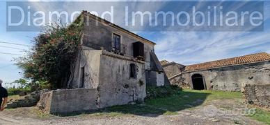 Antico casale con 15.000mq di terreno Calatabiano