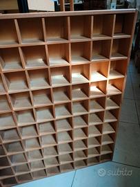 espositore oggettistica in legno.