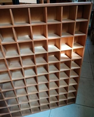 espositore oggettistica in legno.