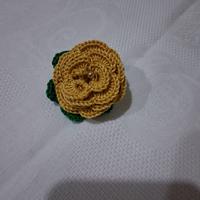 Rosellina ad uncinetto con perlina centrale