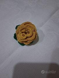 Rosellina ad uncinetto con perlina centrale