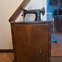 Macchina a cucire con mobiletto 