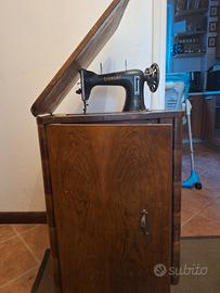 Macchina a cucire con mobiletto 