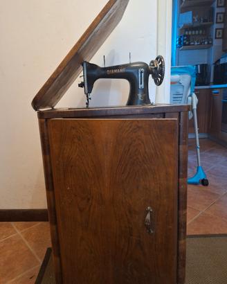 Macchina a cucire con mobiletto 