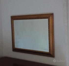 Specchio con cornice dorata 