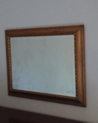 Specchio con cornice dorata 