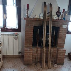 Vecchi sci in legno con racchette in bambù cm 205 - Collezionismo In  vendita a Padova