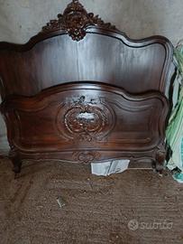 Letto d'epoca in legno di noce