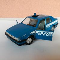 Modello auto alfa romeo 75 polizia livrea chiara