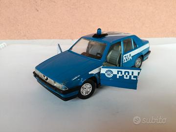 Modello auto alfa romeo 75 polizia livrea chiara