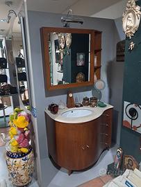 Mobile bagno bombato in legno con lavabo e specchi