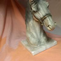 Testa di cavallo in pietra