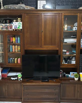 Parete attrezzata  in legno con vetrinette e casse