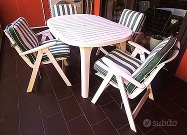Tavolo da giardino + quattro sedie
