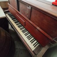 pianoforte a muro da sistemare.