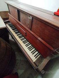 pianoforte a muro da sistemare.