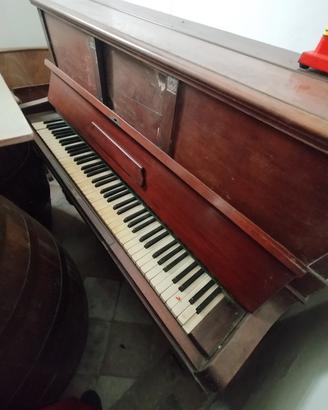 pianoforte a muro da sistemare.