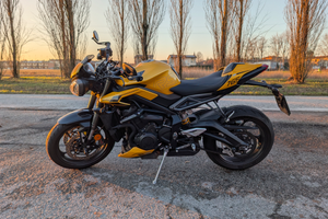 Triumph Street Triple 765 RS 2023 con garanzia