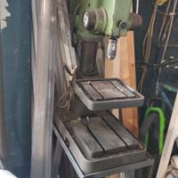 un trapano a colonna industriale