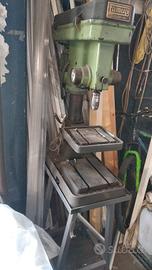 un trapano a colonna industriale