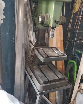 un trapano a colonna industriale