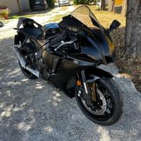 Yamaha R1 2024 solo 689km pari al nuovo