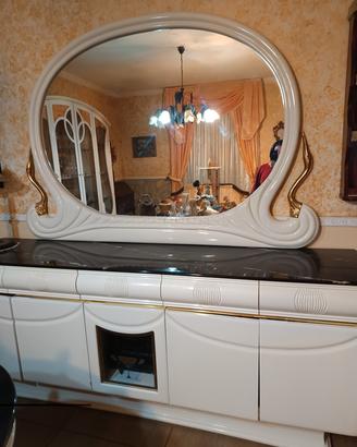 credenza con specchio. 