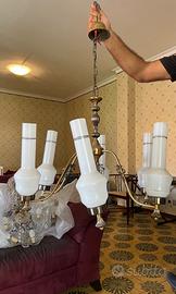 Lampadario anni '70 in ottone con vetri opalini