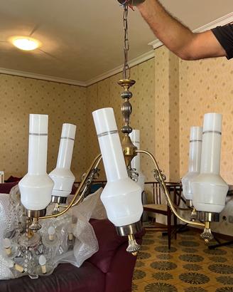 Lampadario anni '70 in ottone con vetri opalini