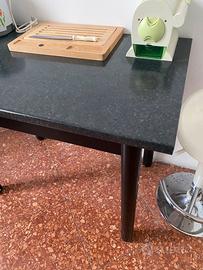 Tavolo comodo per 2 persone ma anche per 4