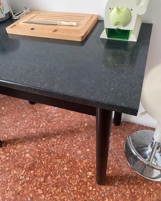 Tavolo comodo per 2 persone ma anche per 4