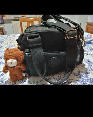 Borsa nera a tracolla e a mano 