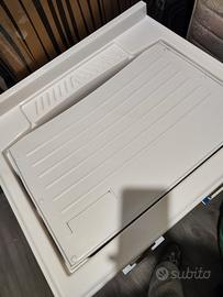 lavabo  con mobile specchiera e rubinetteria 