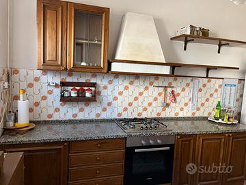 Cucina con piano in marmo