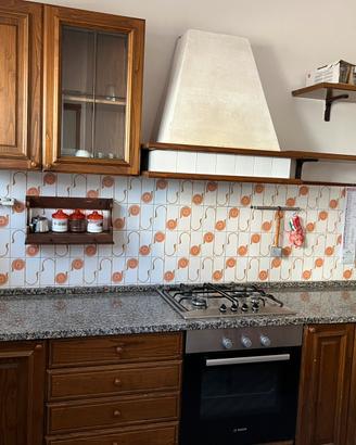 Cucina con piano in marmo
