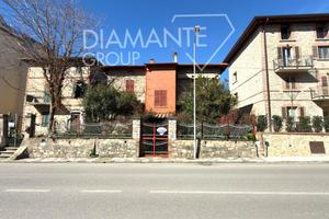 Casa singola su due livelli con giardino e annesso