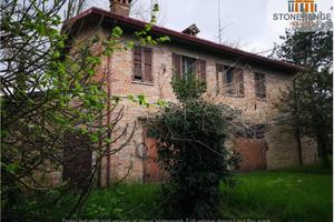 Rustico / Casale di 235 m² con più di 5 locali a V