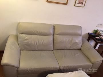 Divano in pelle color grigio perla