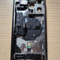 Iphone 13 pro scocca con alcuni componenti