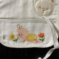 Bavaglino puro cotone, ricamo punto croce