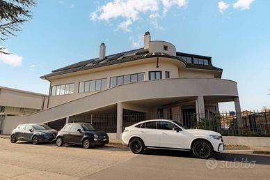 Palazzo / Stabile di 899 m² a Segrate