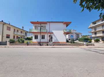 BIFAMILIARE A CASTELLALTO