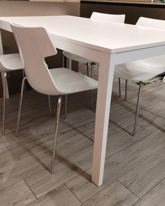 Tavolo bianco Ingenia Casa 80x140(+ 60) e 4 sedie 
