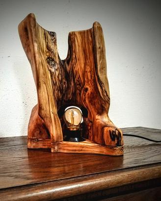lampada in legno d'ulivo