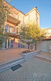 Bifamiliare moderna con cortile privato e triplo b