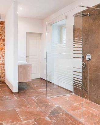 Attività / Licenza di 17500 m² con più di 5 locali