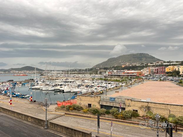 Pozzuoli zona porto, appartamento panoramico