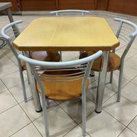 12 sedie e 3 tavoli in legno