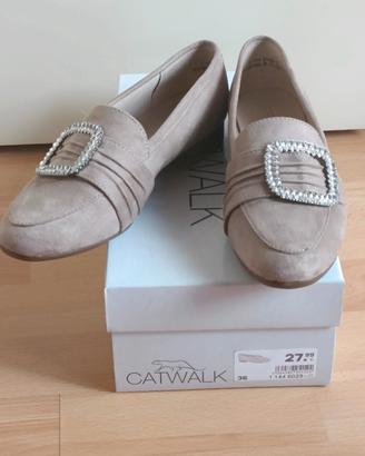 Mocassino beige con dettaglio gioiello