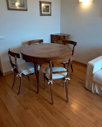 Tavolo tondo, secretaire, vetrina intarsiati